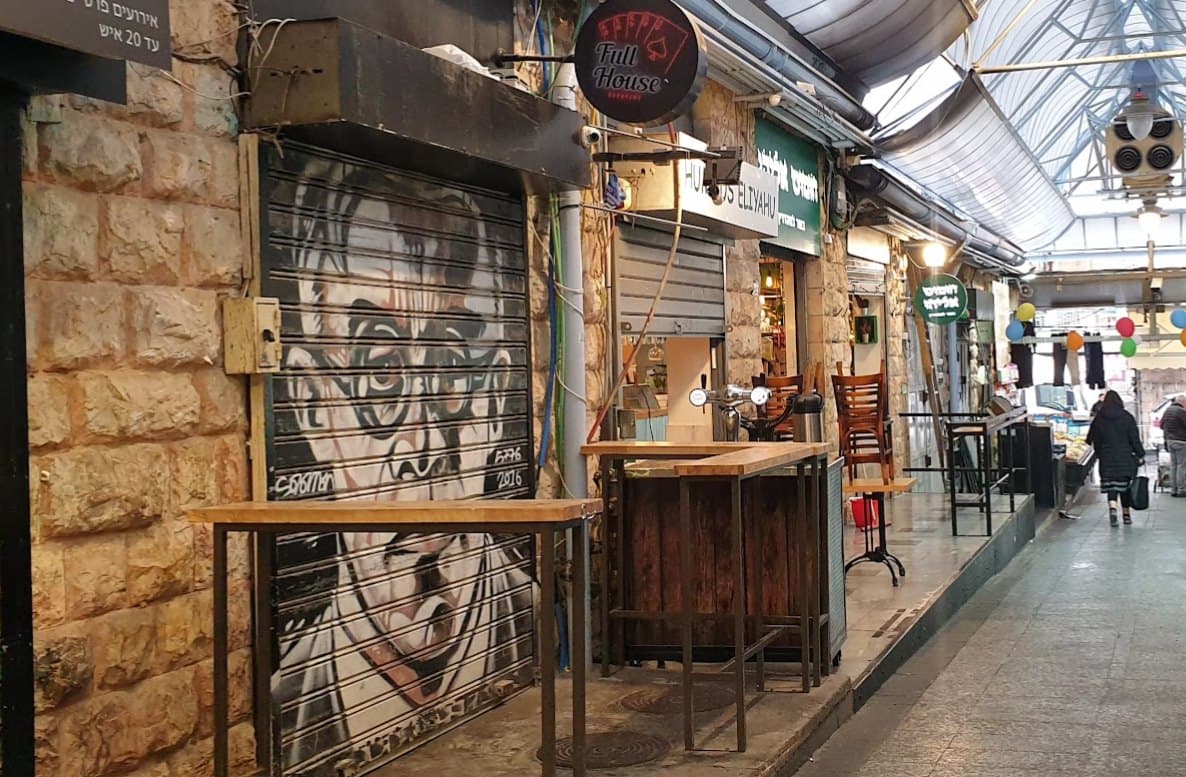 מאחורי התריסים הסגורים: סיפורי הגרפיטי הסודיים של שוק מחנה יהודה