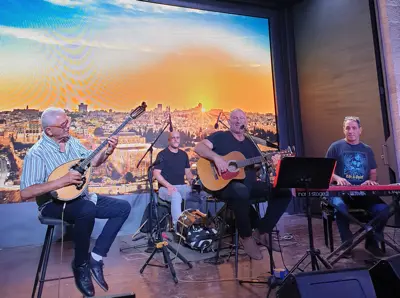 אמיר שרייבר והגרוב ביווני — כיכר המוזיקה