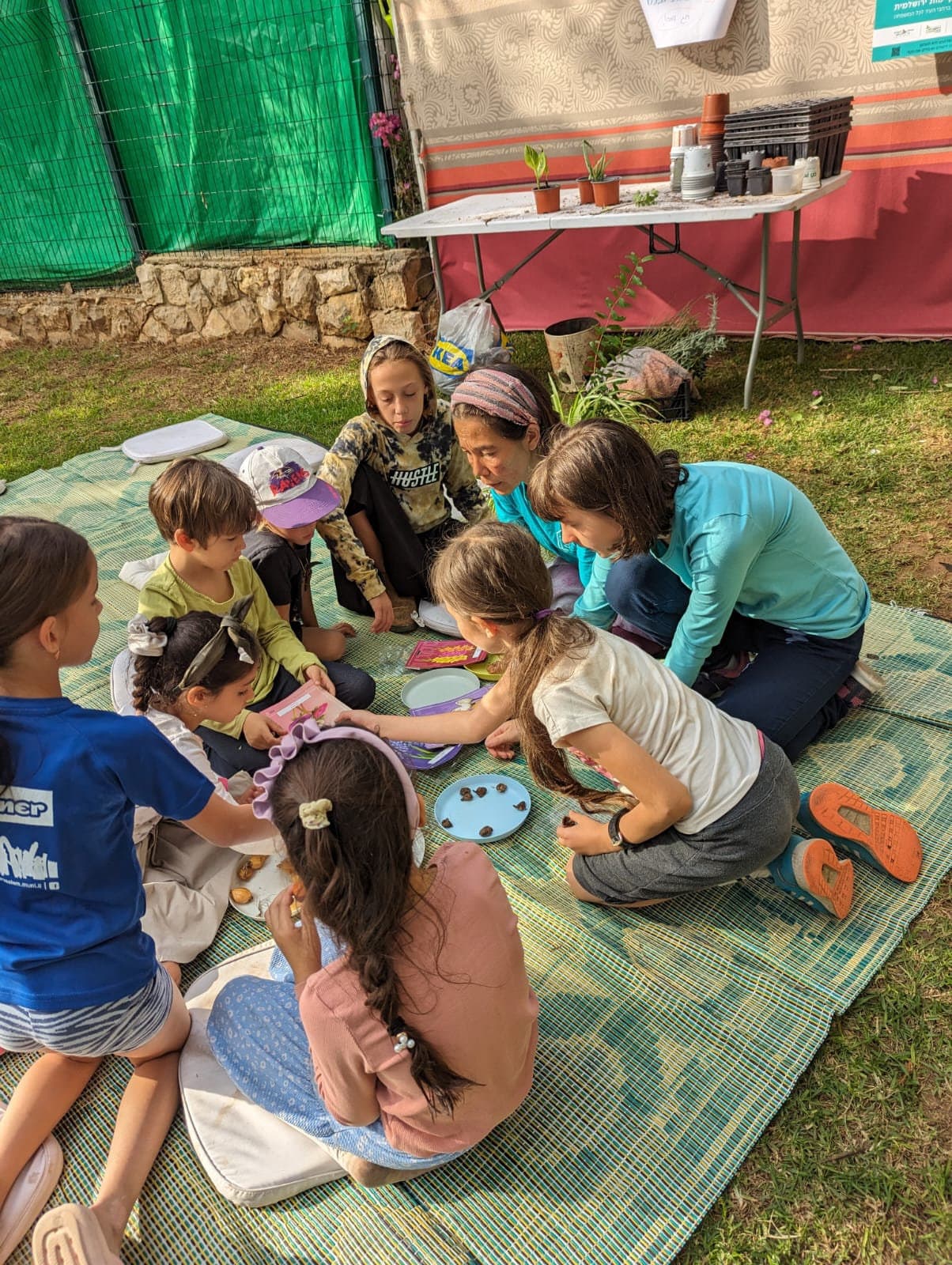 בוקר בגינת אדם — מוזיקה, יצירה ושוק החלפת בגדים
