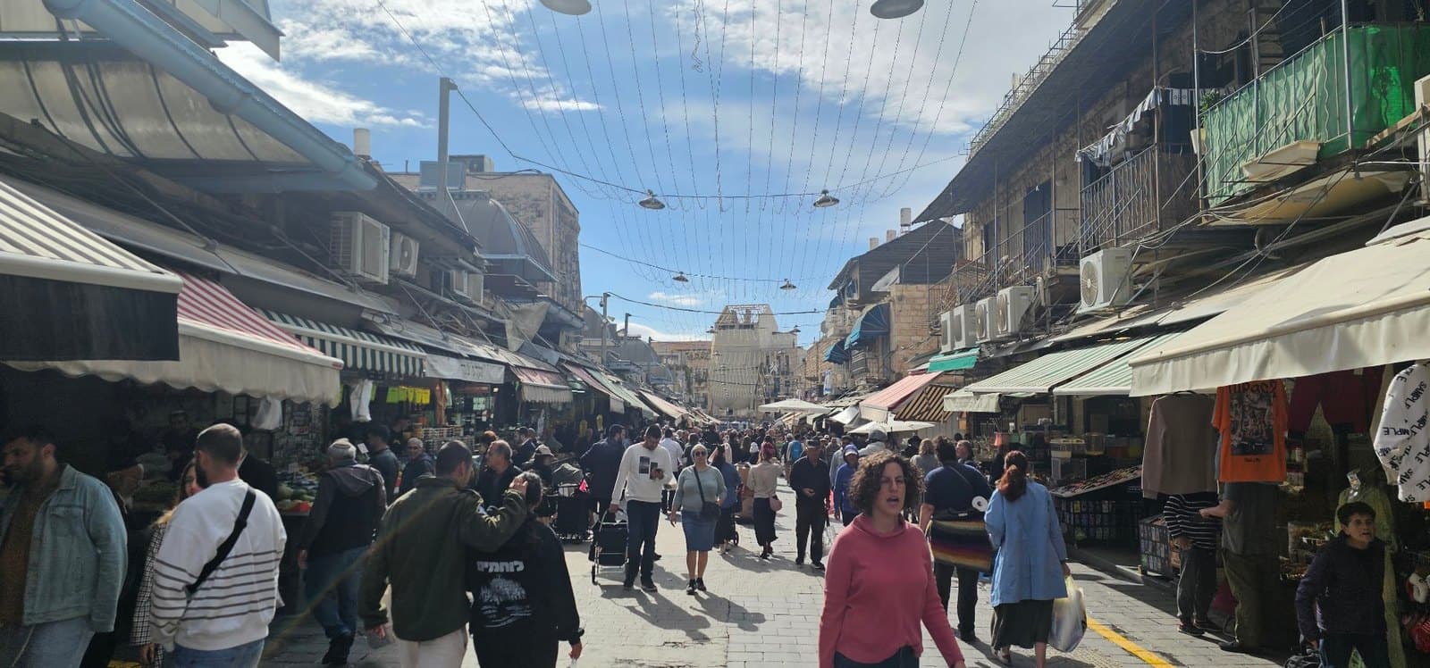 מדריך ההישרדות ליום שישי במחנה יהודה: איך לנווט, לאכול ולחזור הביתה בשלום