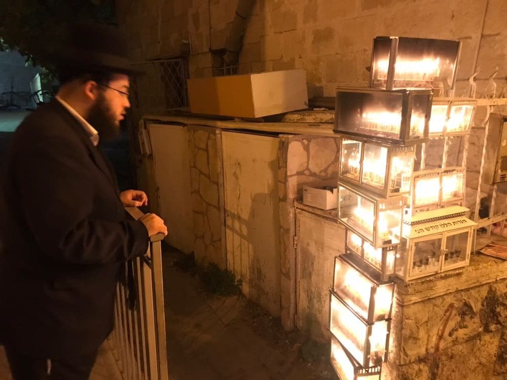 סיור חנוכיות בנחלאות ובשכונות החרדיות — Israel-2GO