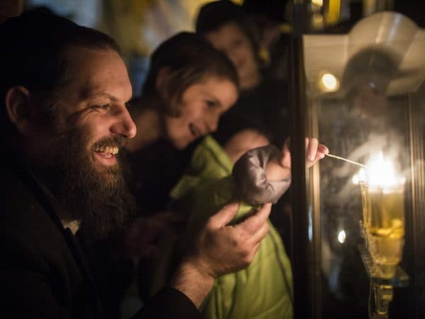 סיור חנוכיות תיאטרלי למשפחות וילדים בנחלאות — יאללה באסטה