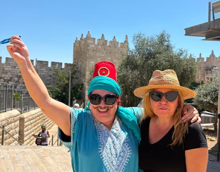 סיור תיאטרלי מודרך — מעל, מתחת ומעבר לחומות