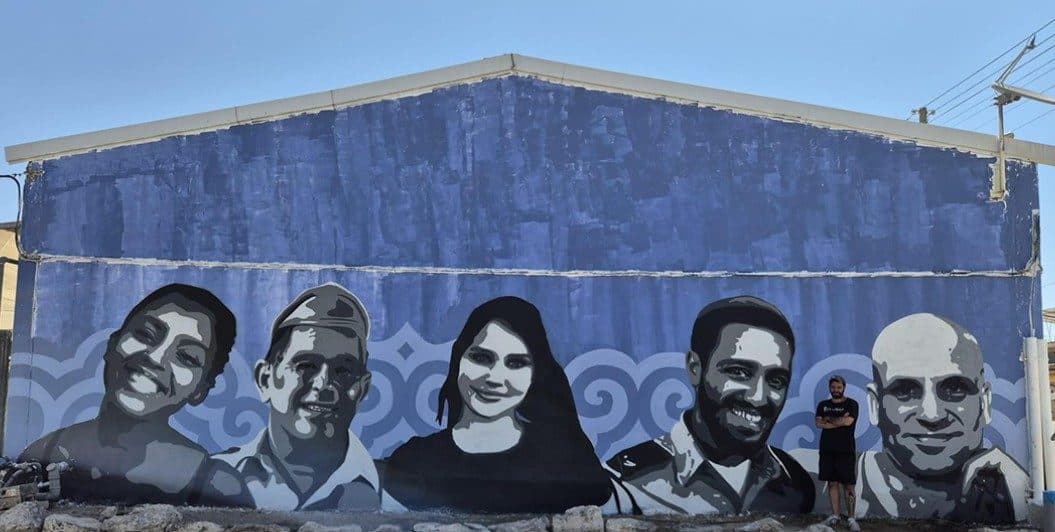 ארבעה בתים, גג אדום וגעגוע – אמנות ישראלית מחפשת בית