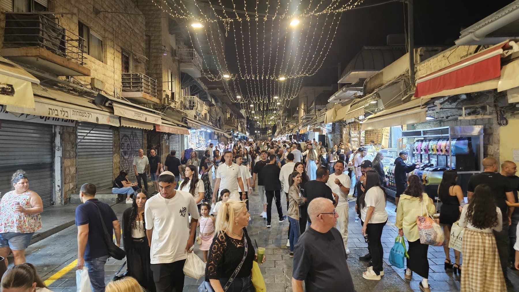 הסמטה המקורה בשוק מחנה יהודה, עמוסה בקונים
